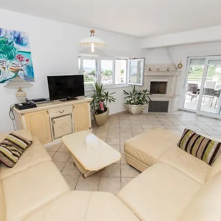 Ozzi With 9 Bedrooms & Private Pool Makarska