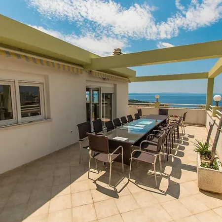Ozzi With 9 Bedrooms & Private Pool * Makarska