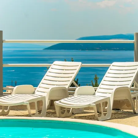 Ozzi With 9 Bedrooms & Private Pool Makarska