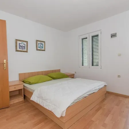 Ozzi With 9 Bedrooms & Private Pool Makarska