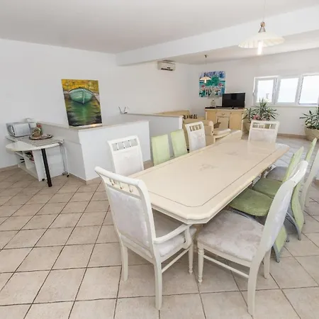 Villa Ozzi With 9 Bedrooms & Private Pool Makarska