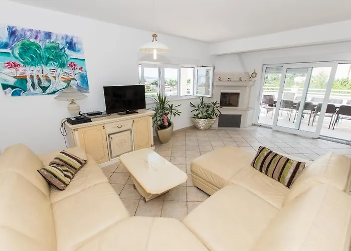 Ozzi With 9 Bedrooms & Private Pool Makarska