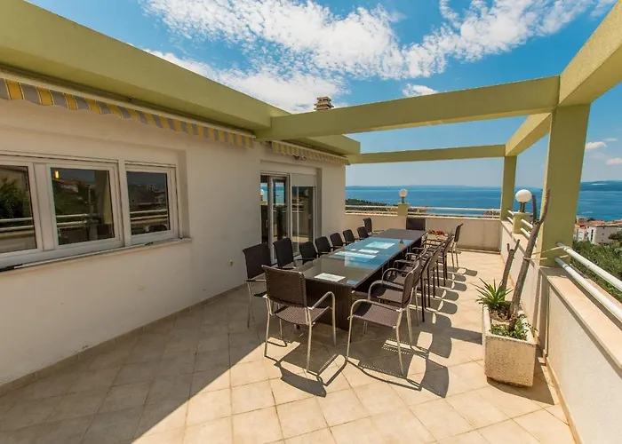 Ozzi With 9 Bedrooms & Private Pool * Makarska