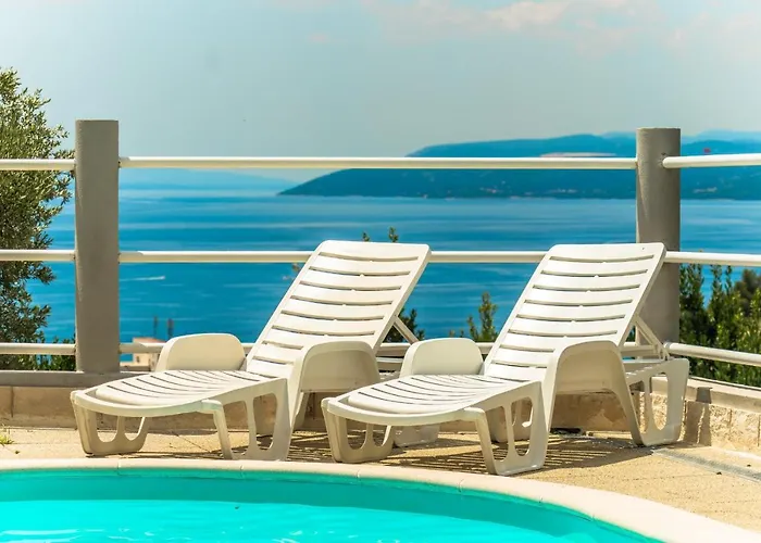 Ozzi With 9 Bedrooms & Private Pool Makarska