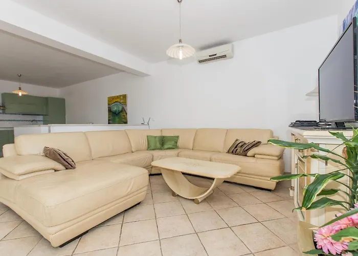 Ozzi With 9 Bedrooms & Private Pool Villa *