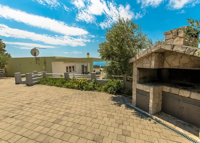 Ozzi With 9 Bedrooms & Private Pool * Makarská