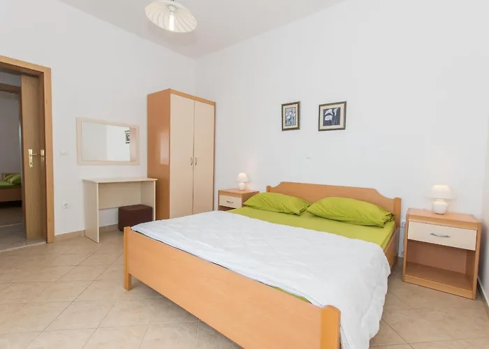 Ozzi With 9 Bedrooms & Private Pool Makarská