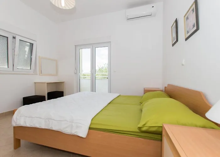 Ozzi With 9 Bedrooms & Private Pool Vila