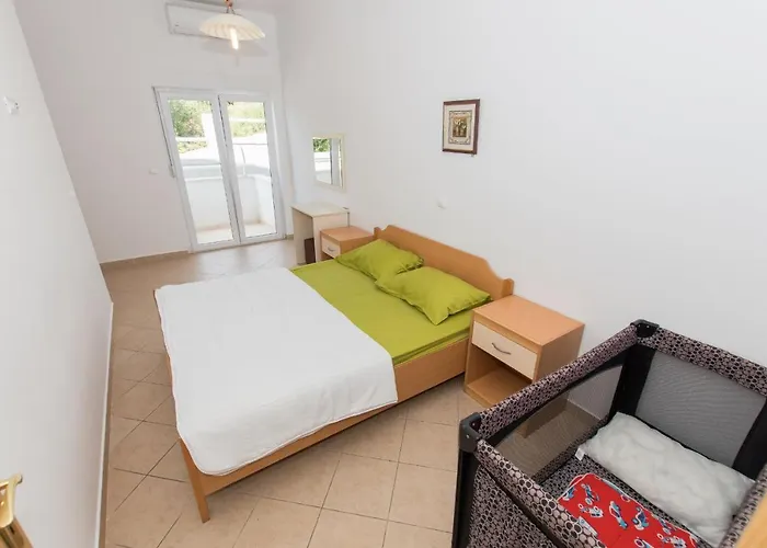 Villa Ozzi With 9 Bedrooms & Private Pool *