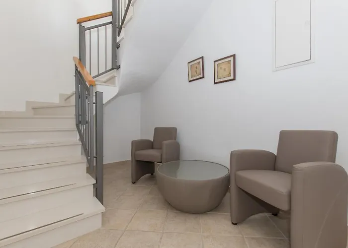 Villa Ozzi With 9 Bedrooms & Private Pool *