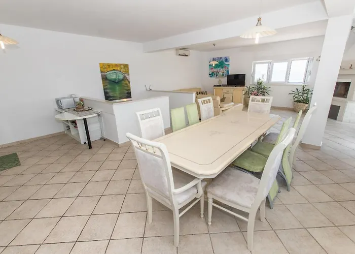 Villa Ozzi With 9 Bedrooms & Private Pool Makarska