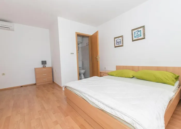 Villa Ozzi With 9 Bedrooms & Private Pool Makarska