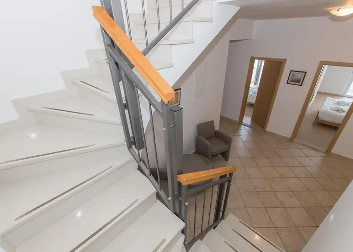 Ozzi With 9 Bedrooms & Private Pool Villa