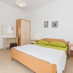 Ozzi With 9 Bedrooms & Private Pool ماكارسكا