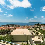 فيلة Ozzi With 9 Bedrooms & Private Pool *