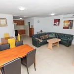 Ozzi With 9 Bedrooms & Private Pool فيلة