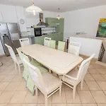 Ozzi With 9 Bedrooms & Private Pool فيلة *