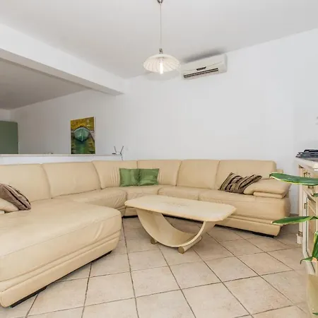 Ozzi With 9 Bedrooms & Private Pool Villa *