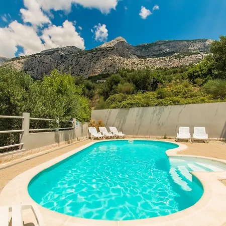 Villa Ozzi With 9 Bedrooms & Private Pool Makarska