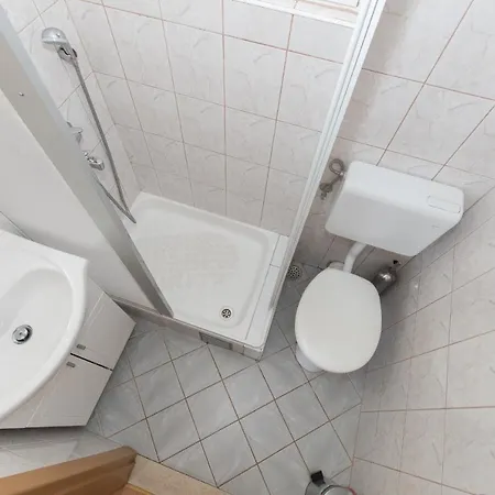 Ozzi With 9 Bedrooms & Private Pool Makarska