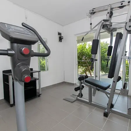 Villa Ozzi With 9 Bedrooms & Private Pool Makarska