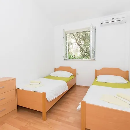 Ozzi With 9 Bedrooms & Private Pool