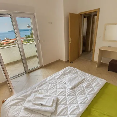 Vila Ozzi With 9 Bedrooms & Private Pool Makarska