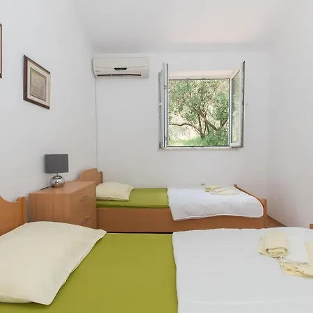 Ozzi With 9 Bedrooms & Private Pool Vila Makarska