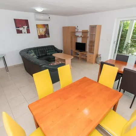 Ozzi With 9 Bedrooms & Private Pool Вілла Макарська