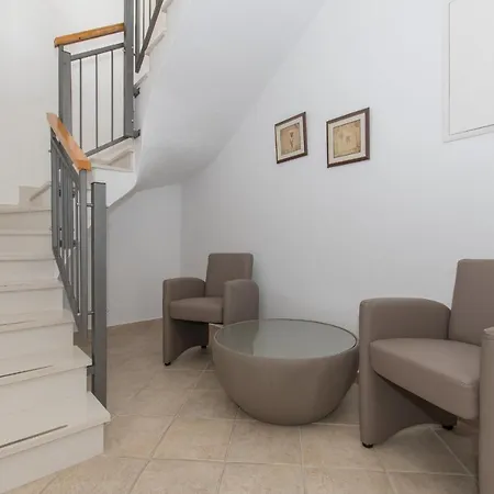 Vila Ozzi With 9 Bedrooms & Private Pool *