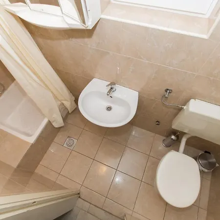 Vila Ozzi With 9 Bedrooms & Private Pool Makarska