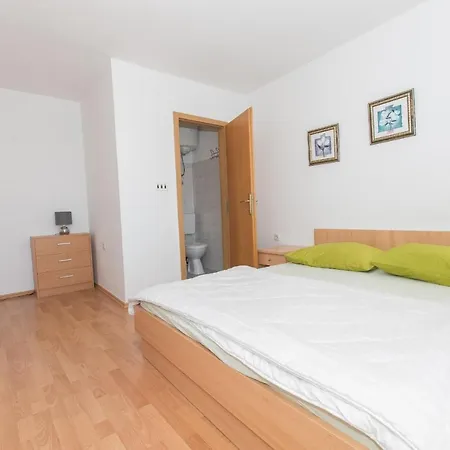 Villa Ozzi With 9 Bedrooms & Private Pool Makarska