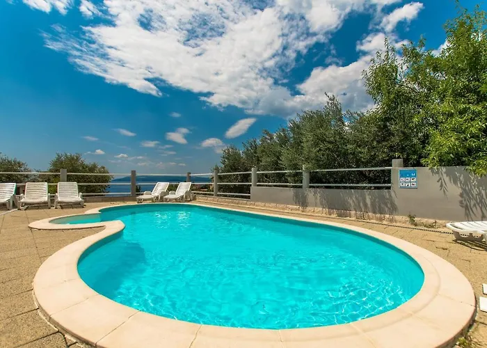 Ozzi With 9 Bedrooms & Private Pool וילה מאקרסקה