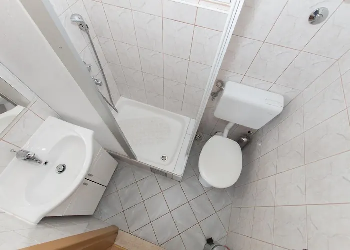 Ozzi With 9 Bedrooms & Private Pool מאקרסקה