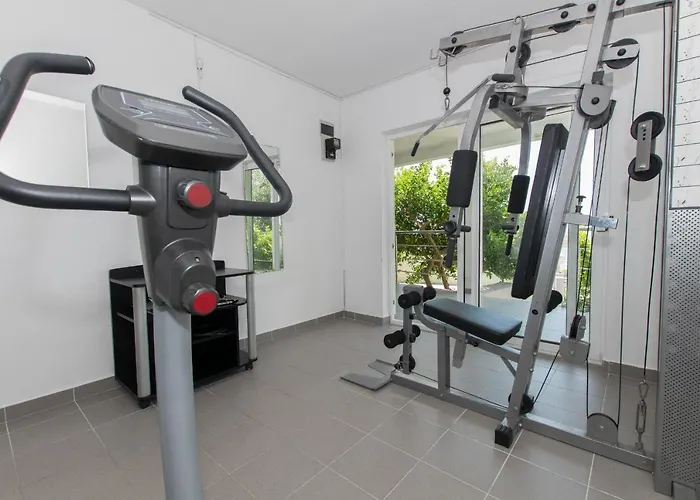 Villa Ozzi With 9 Bedrooms & Private Pool Makarska