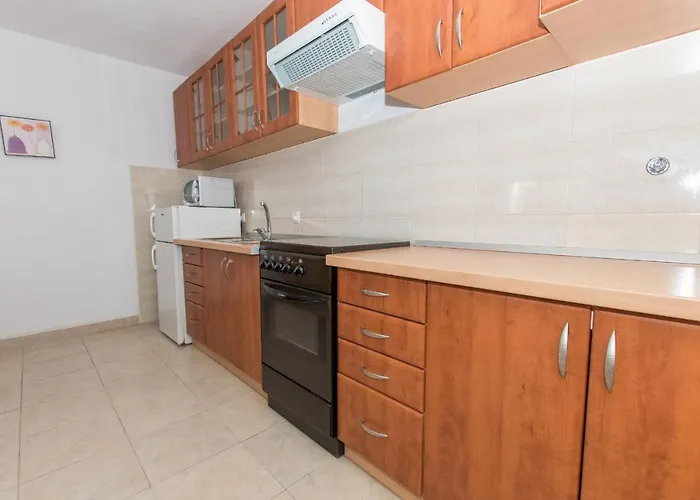 Ozzi With 9 Bedrooms & Private Pool וילה מאקרסקה