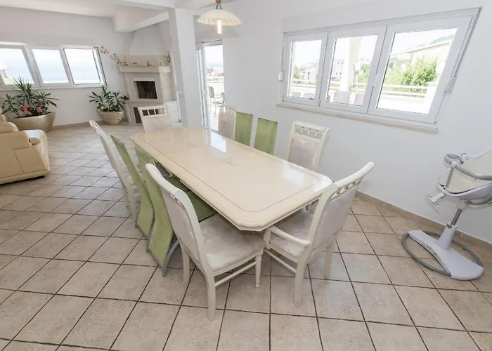 Ozzi With 9 Bedrooms & Private Pool וילה מאקרסקה