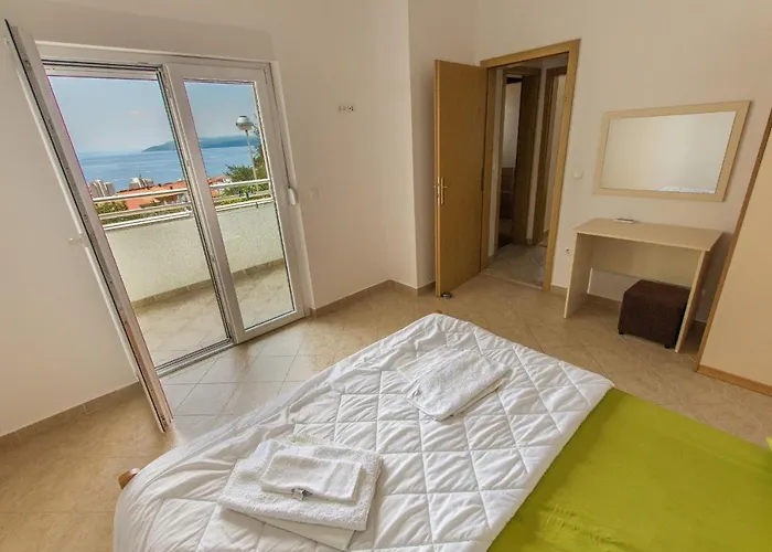 Villa Ozzi With 9 Bedrooms & Private Pool Makarska