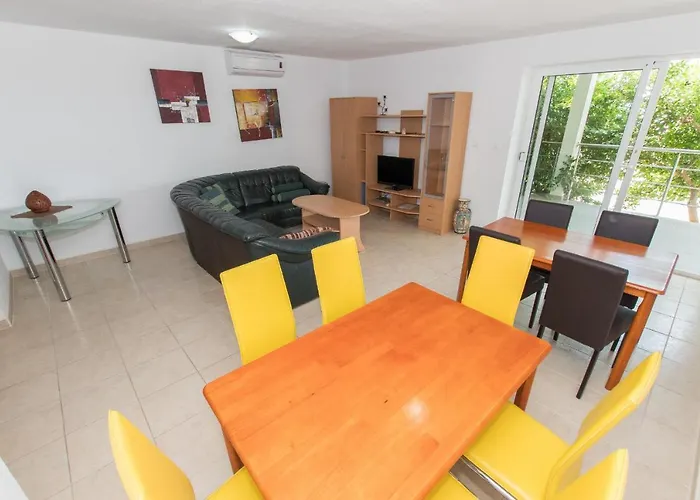 Ozzi With 9 Bedrooms & Private Pool וילה מאקרסקה