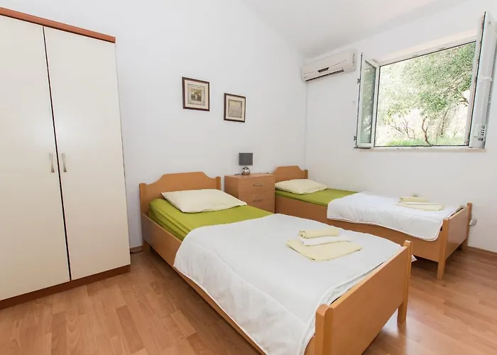 Ozzi With 9 Bedrooms & Private Pool וילה *