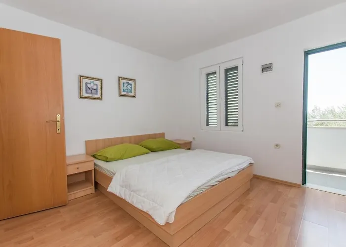 Ozzi With 9 Bedrooms & Private Pool מאקרסקה