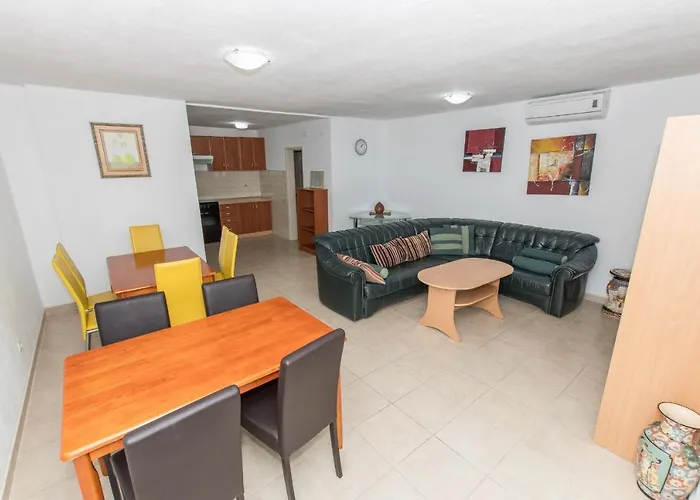 Ozzi With 9 Bedrooms & Private Pool וילה