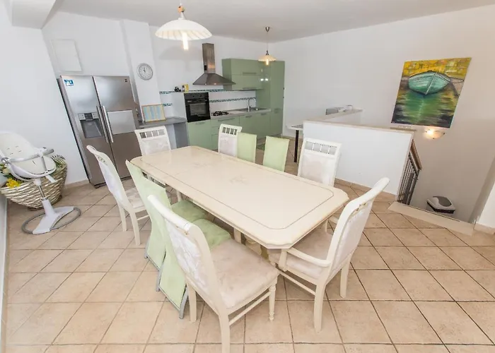 Ozzi With 9 Bedrooms & Private Pool Villa *