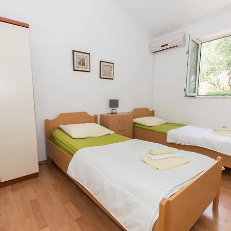 Ozzi With 9 Bedrooms & Private Pool ヴィラ *