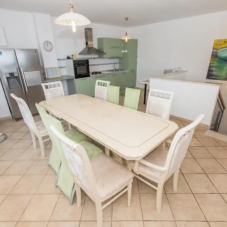 Ozzi With 9 Bedrooms & Private Pool Villa *